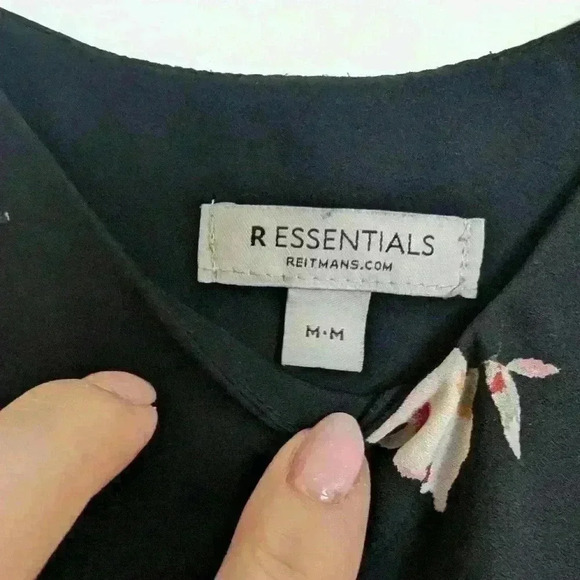 Reitmans r essentials black cami top with flowers - Picture 5 of 7